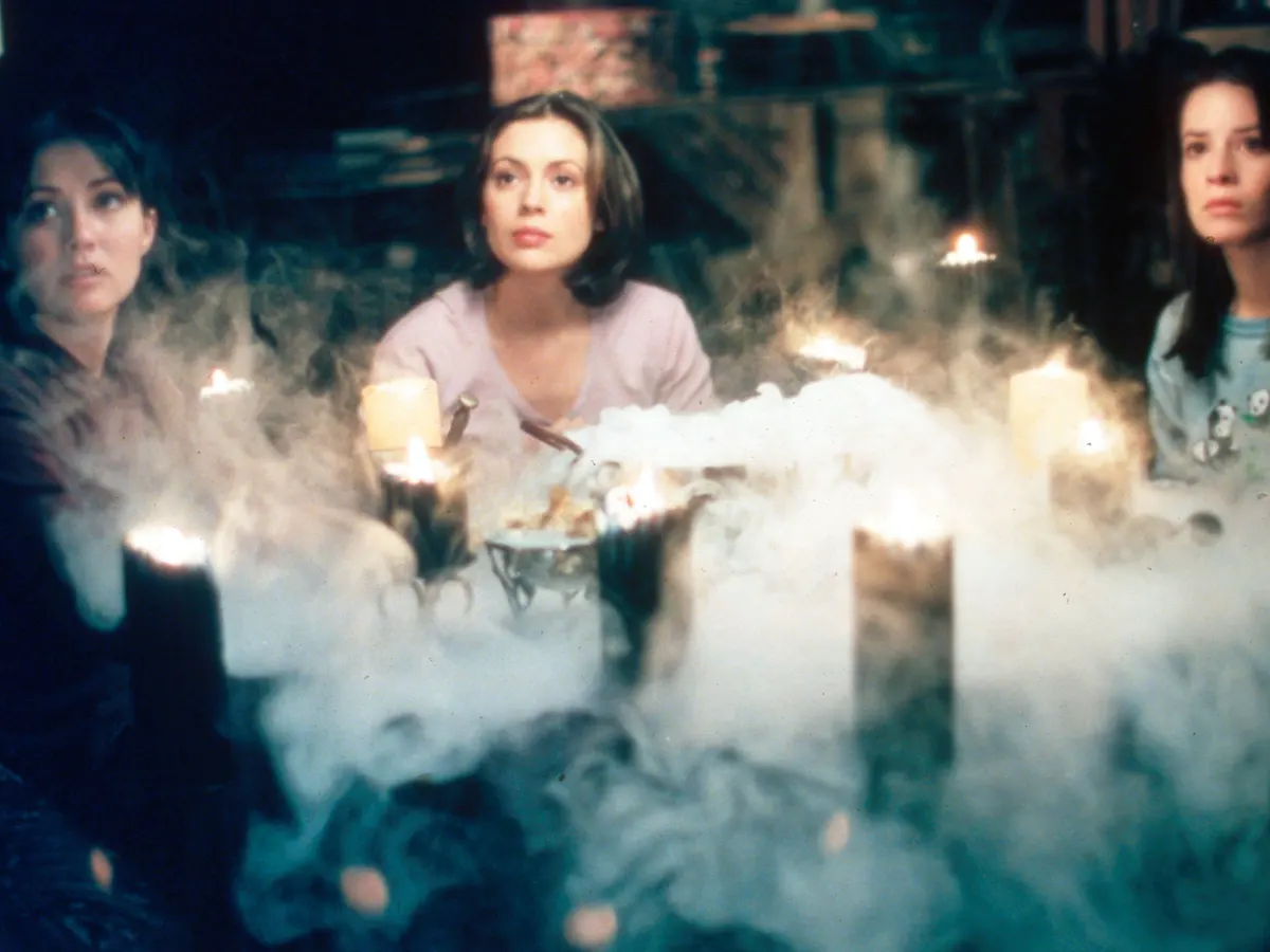 Charmed Season 1 (1998) - A Magical Beginning with Sisterly Bonds 4 Charmed Season 1 - Prue, Piper and Phoebe casting a magic spell